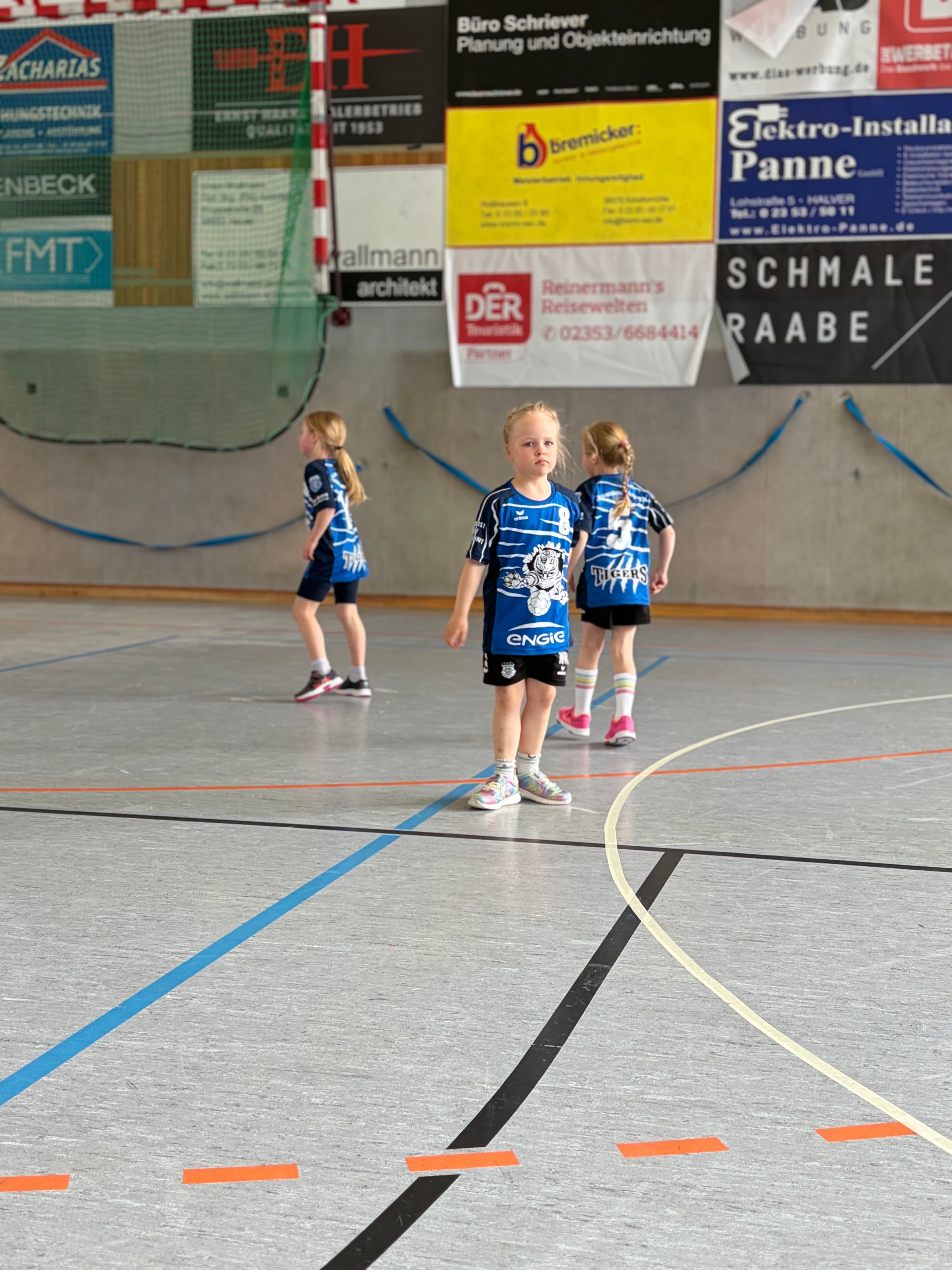 Unsere F-Jugend begeistert beim Spielfest – Starker Auftritt und besonderes Highlight mit Mädchenpower! 💪 - Bild 10