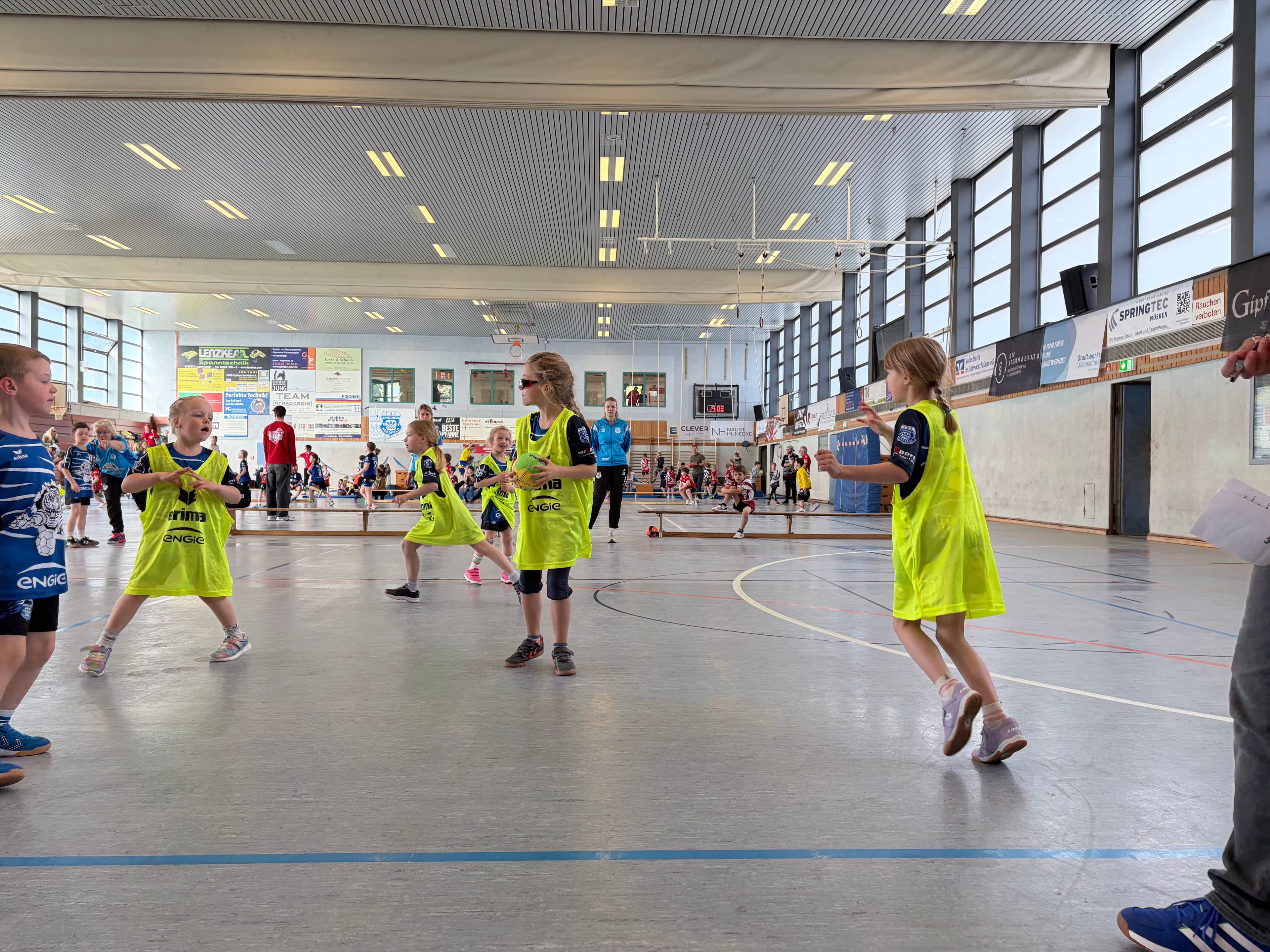 Unsere F-Jugend begeistert beim Spielfest – Starker Auftritt und besonderes Highlight mit Mädchenpower! 💪 - Bild 12