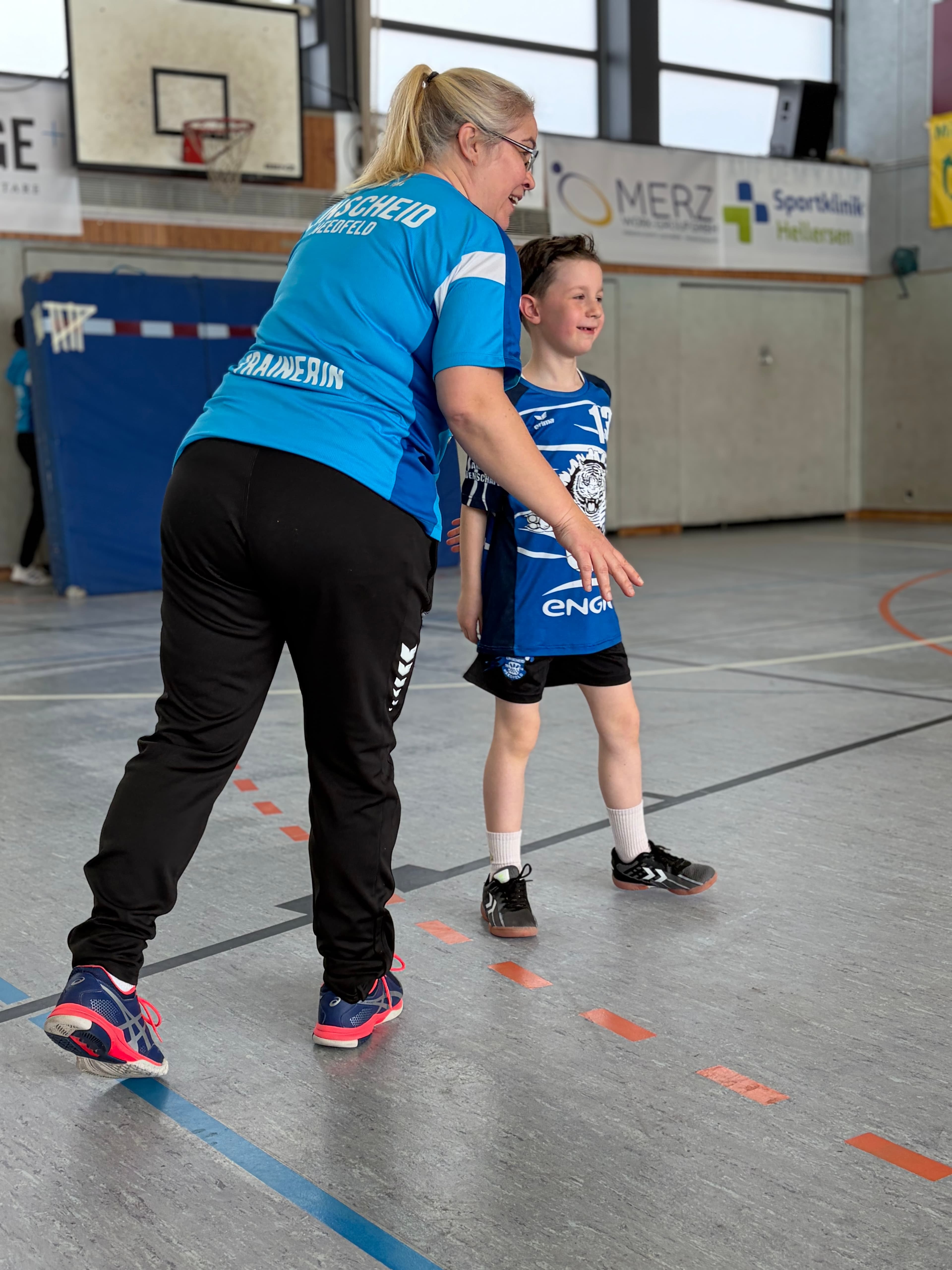 Unsere F-Jugend begeistert beim Spielfest – Starker Auftritt und besonderes Highlight mit Mädchenpower! 💪 - Bild 16