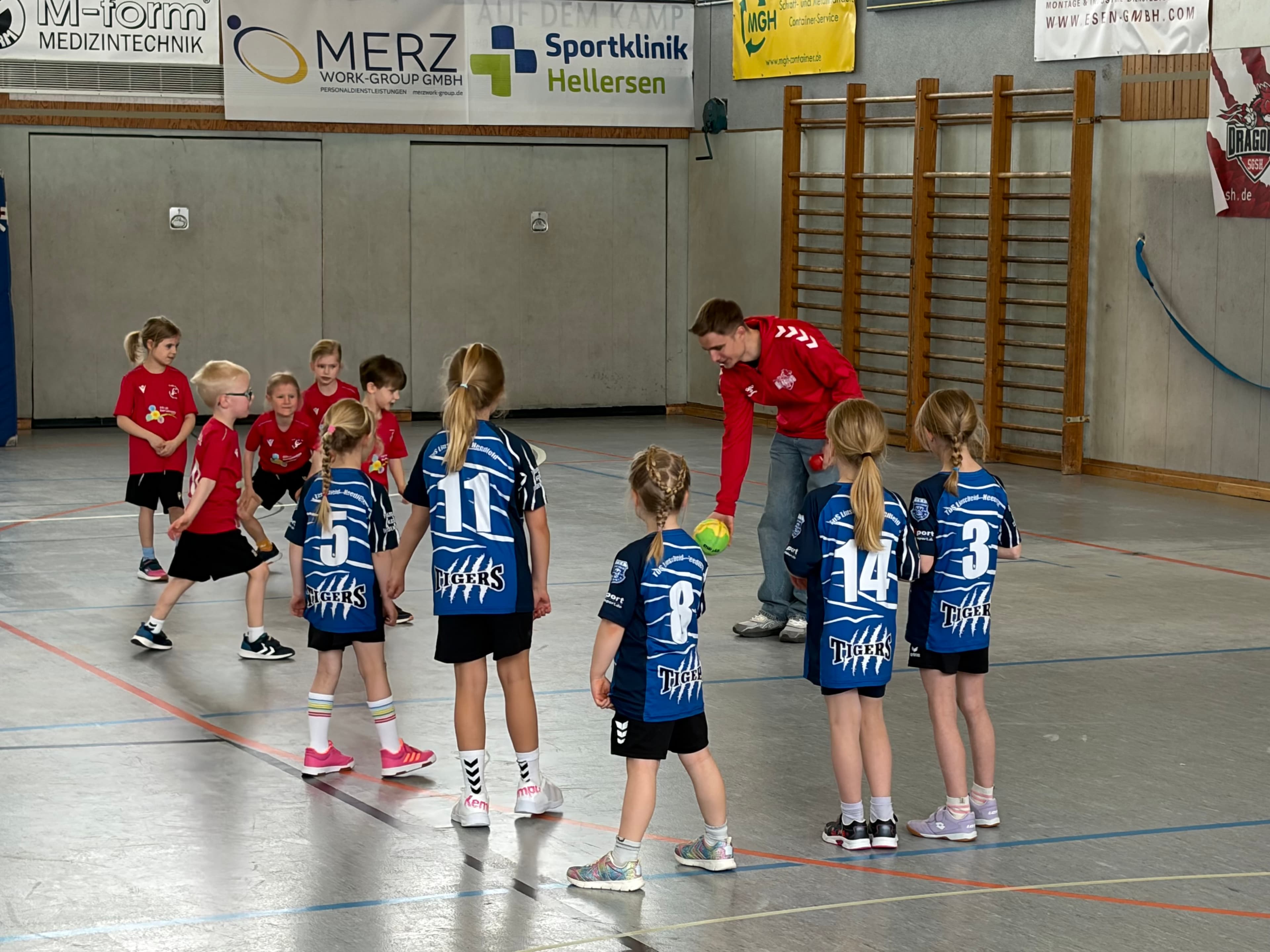 Unsere F-Jugend begeistert beim Spielfest – Starker Auftritt und besonderes Highlight mit Mädchenpower! 💪 - Bild 11