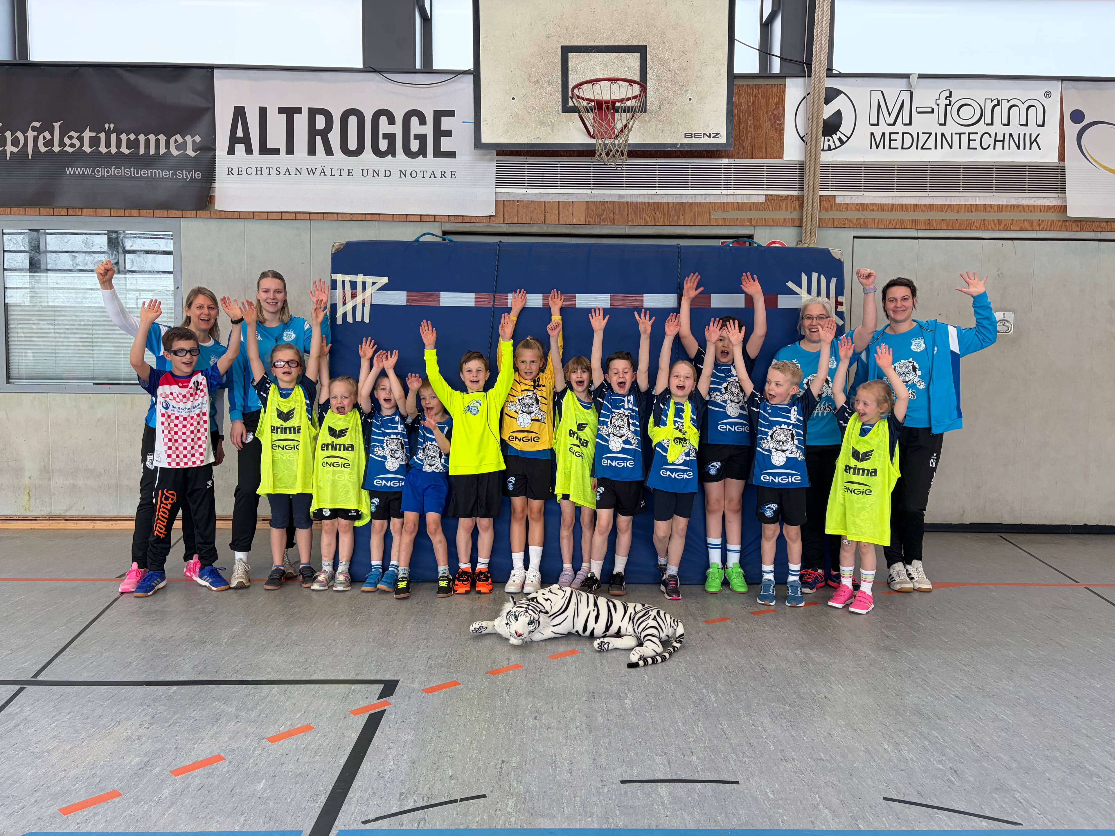 Unsere F-Jugend begeistert beim Spielfest – Starker Auftritt und besonderes Highlight mit Mädchenpower! 💪 - Bild 13