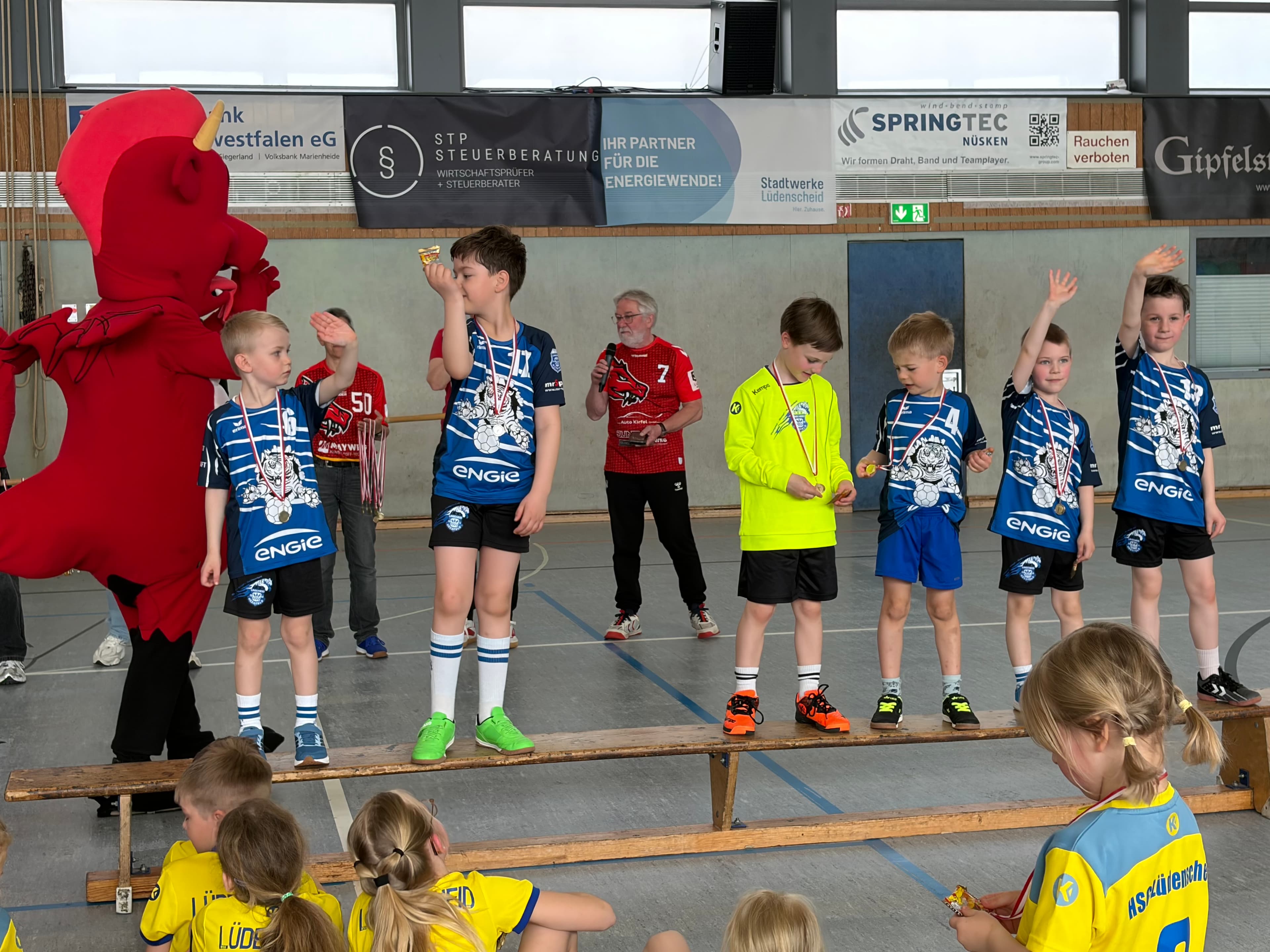 Unsere F-Jugend begeistert beim Spielfest – Starker Auftritt und besonderes Highlight mit Mädchenpower! 💪 - Bild 5
